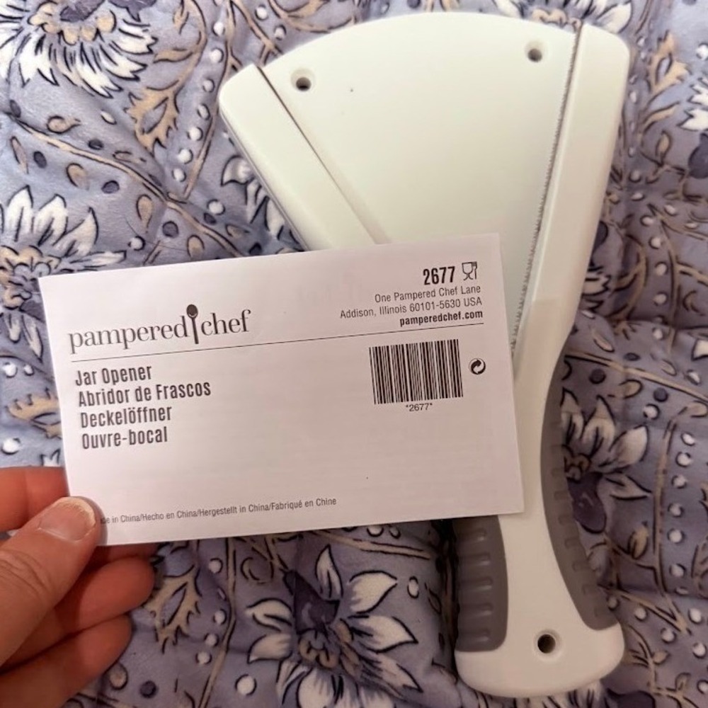 Pampered Chef Jar Opener 2677 White Gray Handheld Lid Gripper Kitchen Tool NEW